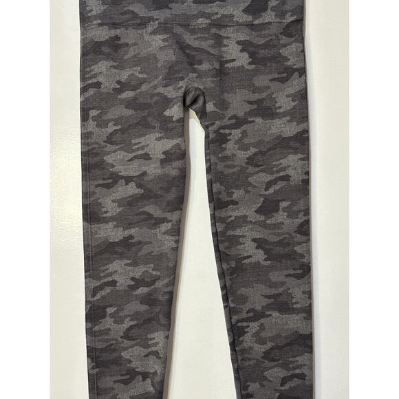 SPANX Look At Me Now Seamless Shapewear Gray Camo Cropped Leggings EUC - Picture 9 of 10